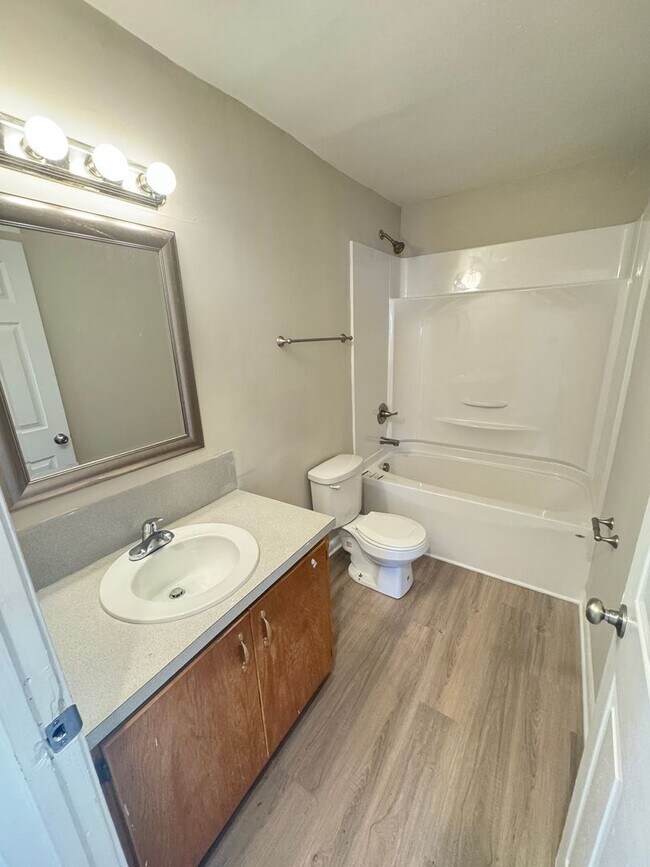 Building Photo - 1st-Floor 2 Bedroom Apartment – Briarcliff...