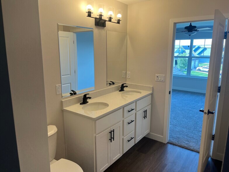 Building Photo - 2432 Roycroft Aly