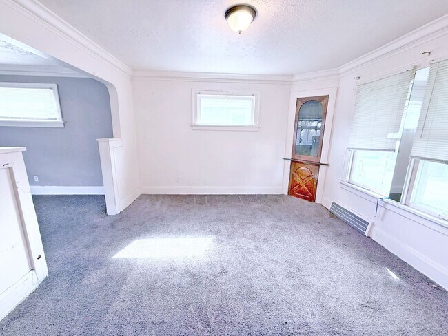 Building Photo - 3 BED 1 BATH BEAUTIFUL SINGLE FAMILY HOME