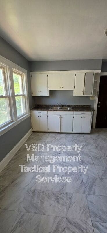 Building Photo - 4024 E 143rd St