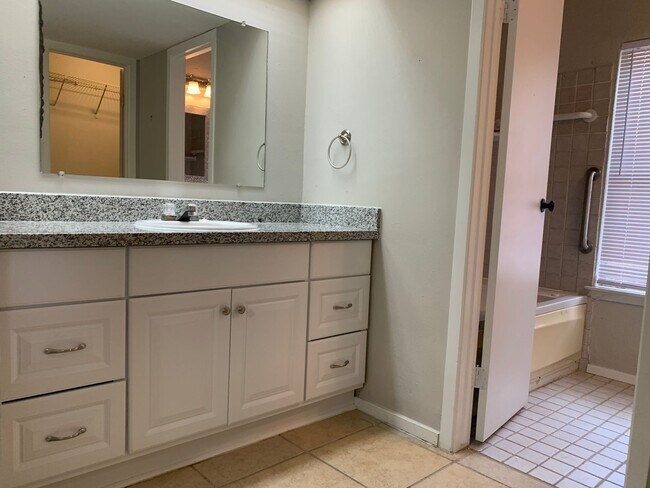 Building Photo - Great Floor Plan