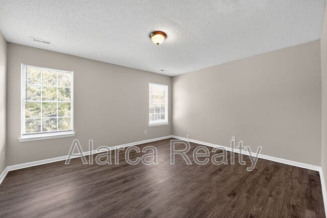 Building Photo - 105 Daventry Pl