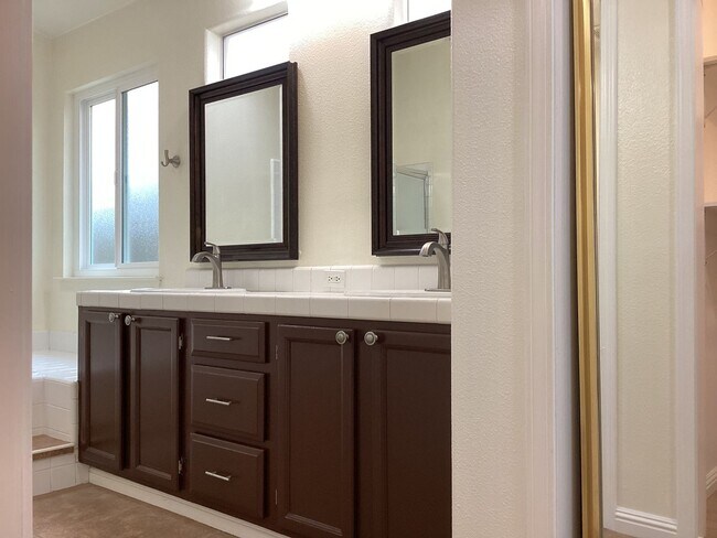 Building Photo - 7526 N Ellendale Ave