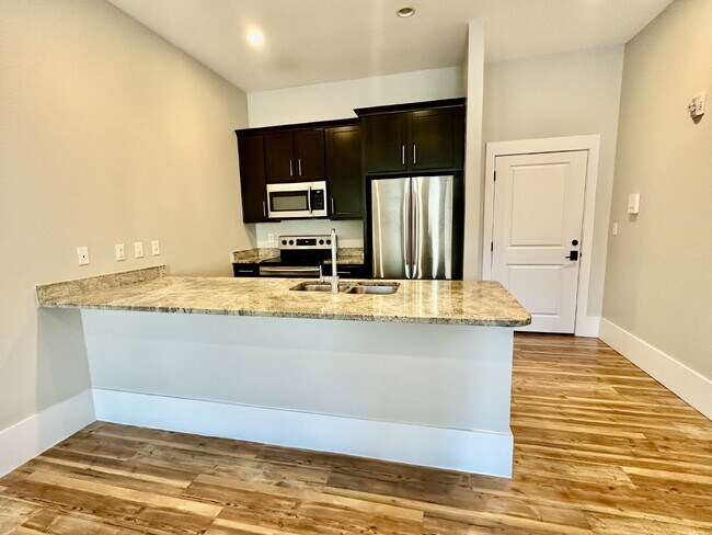 Building Photo - Two Bedroom Condo in the Heart of the Bluffton Promenade!