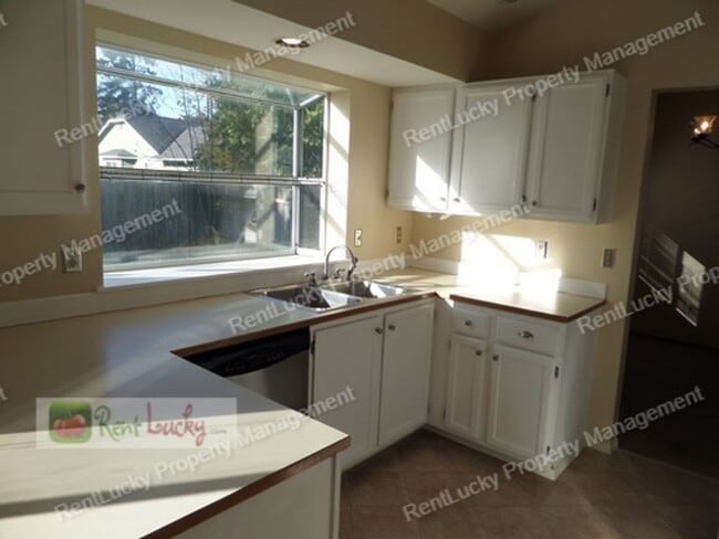 Building Photo - Beautiful 3-Bedroom Home in Sought-After F...