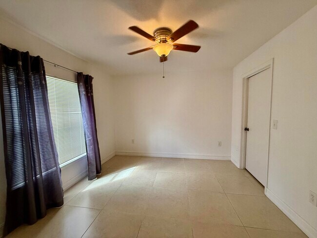 Building Photo - 4855 Via Palm Lakes