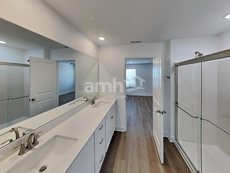 Building Photo - 5002 Twin River Dr