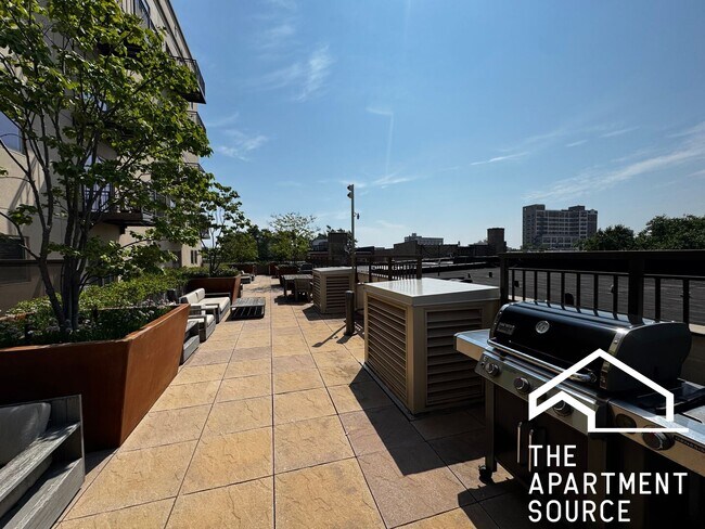 Building Photo - 1323 W Morse Ave