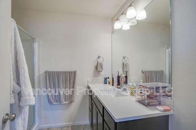 Building Photo - 2001 NE 4 Seasons Ln