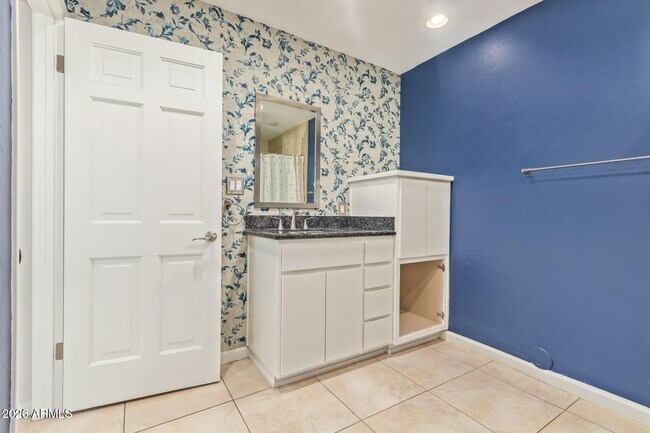 Building Photo - 5730 N Scottsdale Rd