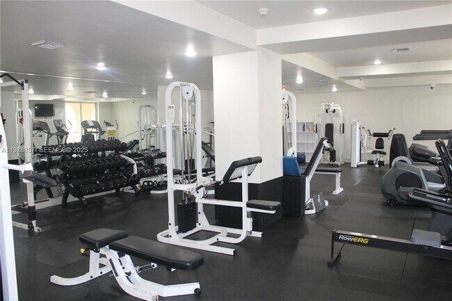 Building Photo - 520 SE 5 Ave