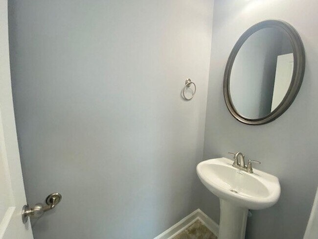 Building Photo - SPACIOUS 4 Bedroom | 2.5 Bathroom in Stone...