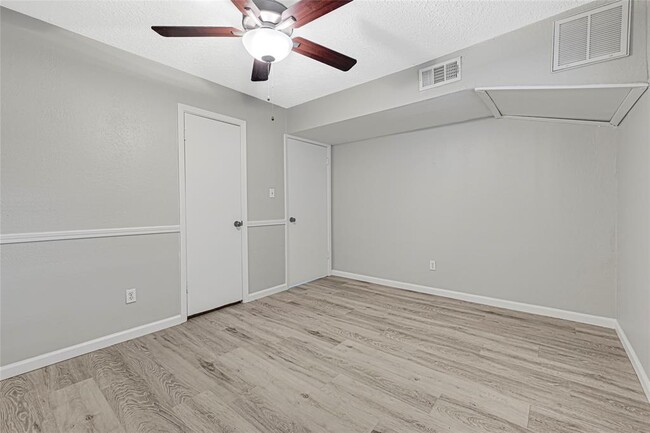 Building Photo - 107 E Willowick Ave
