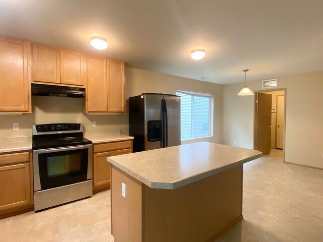 Building Photo - Practical 3 bedroom, 2190 Sqft Kent Home