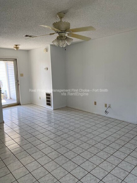 Building Photo - 3505 Ridgeway Dr