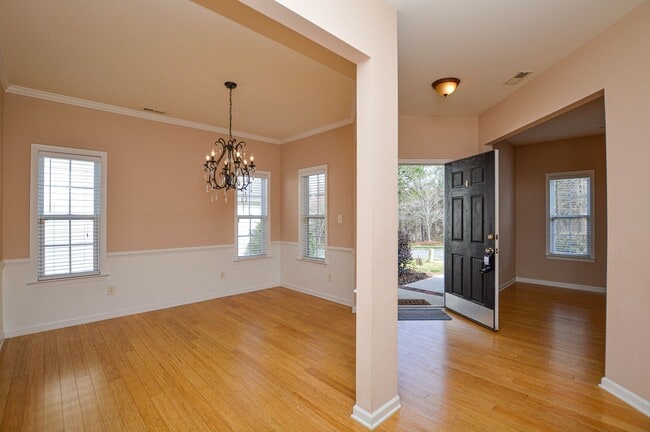 Building Photo - Inviting rancher ready now!