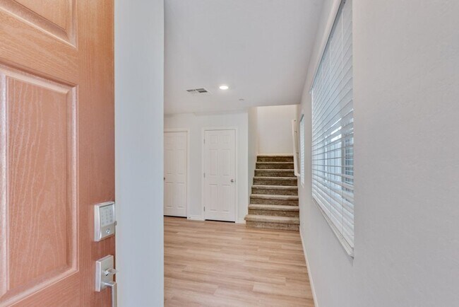 Building Photo - Spacious Three Story 3 Bed 3.5 Bath Smarth...