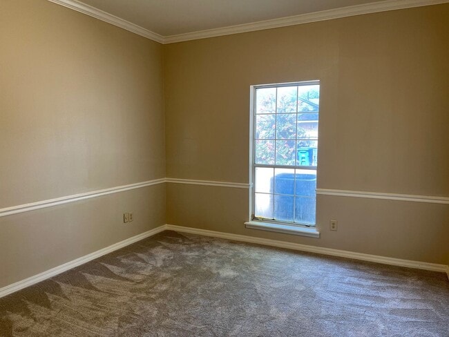 Building Photo - Beautiful Town South 4BR/4BA