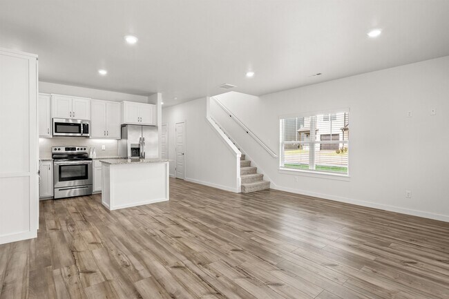 Building Photo - 581 W Pickens Rd