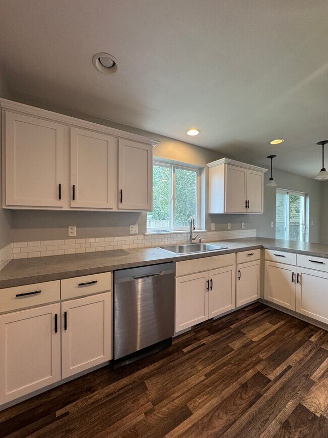 Building Photo - HUGE PET FRIENDLY Rental