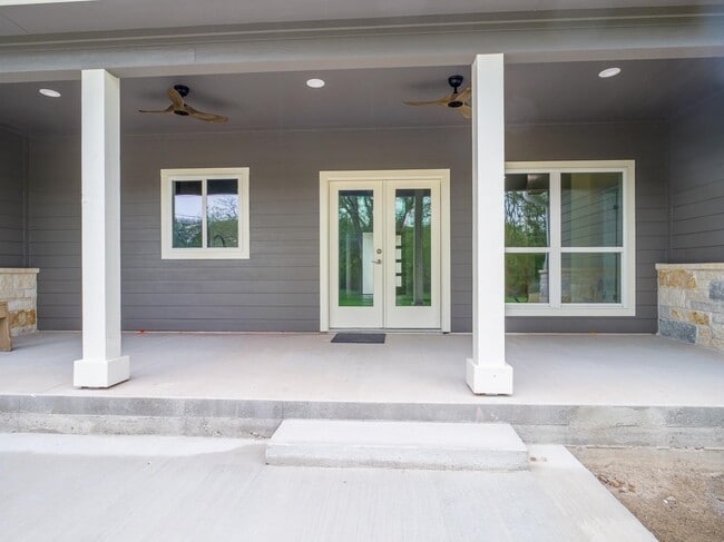 Building Photo - 1415 Bluebonnet Dr