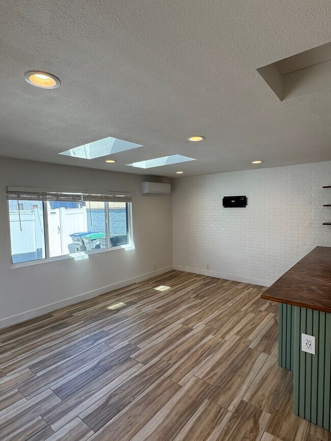 Building Photo - Cozy Carson Back House with Skylights & Washer/Dryer