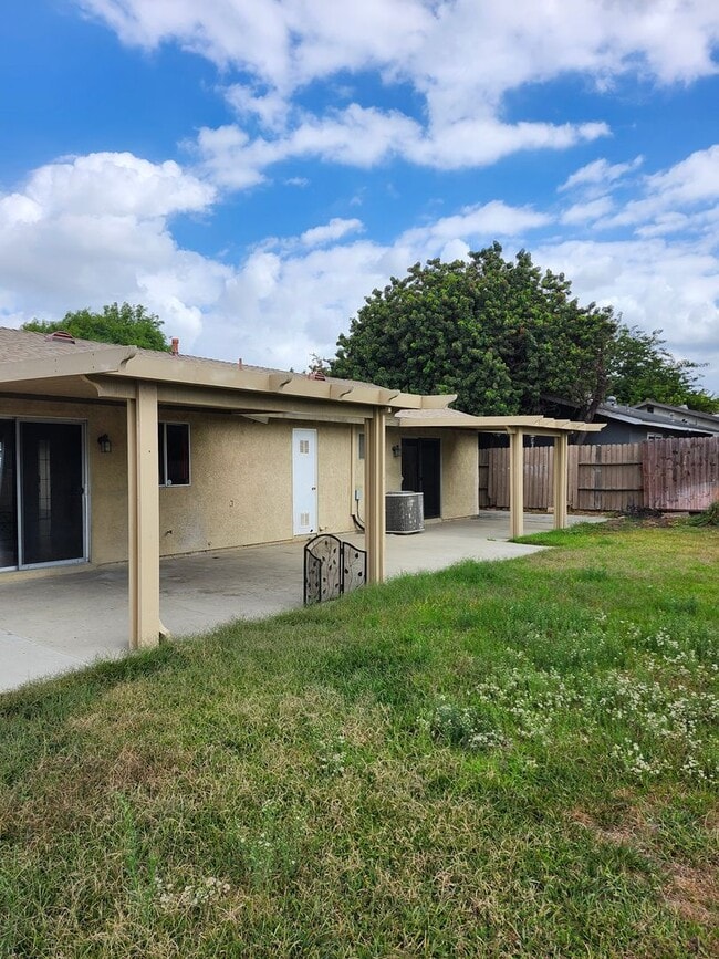 Building Photo - Inviting 3-Bedroom Home