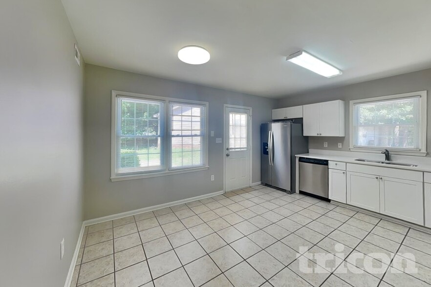 Building Photo - 7400 Palmetto Ct