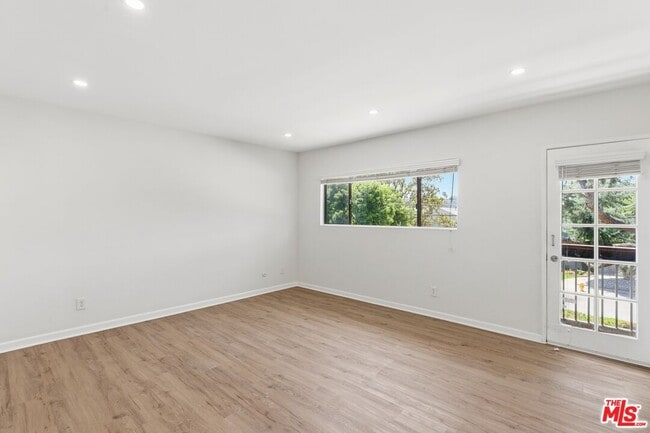 Building Photo - 13025 Moorpark St