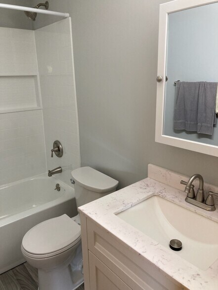 bathtub / shower combo room - 7615 Barret Rd