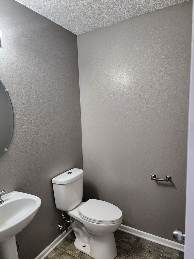 Building Photo - Great single family home!