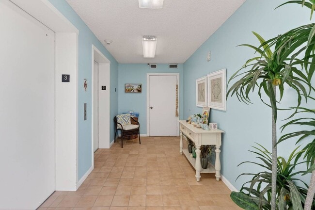 Building Photo - 5061 N Hwy A1A