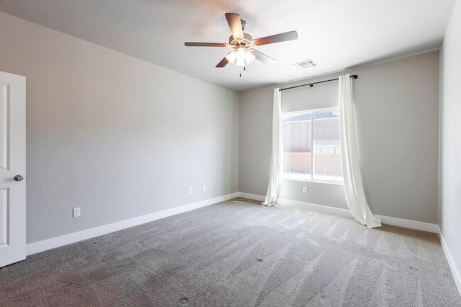 Building Photo - 3338 E Crimson Ridge Dr