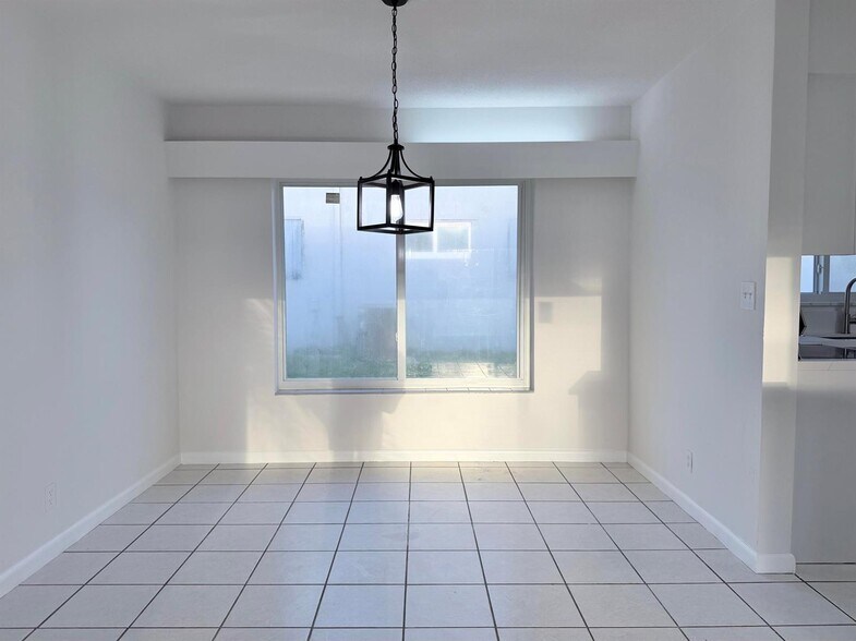 Building Photo - 231 NE 16th Ave