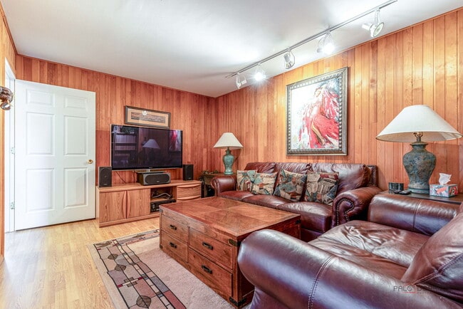 Building Photo - 707 Mallard Ln