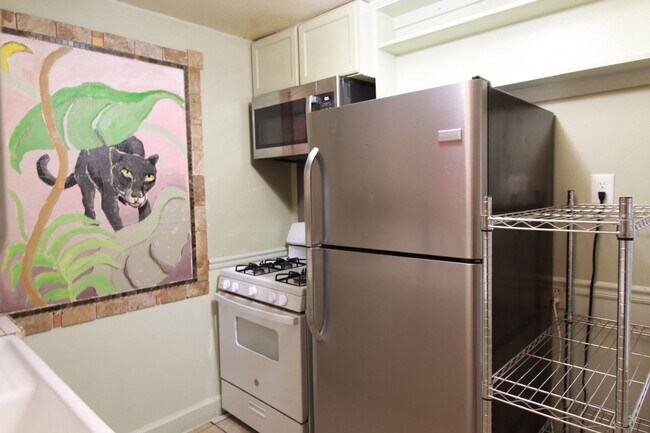 Building Photo - Charming North Campus Bungalow