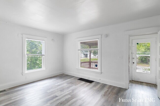 Building Photo - Charming 3-Bedroom Home with Spacious Livi...