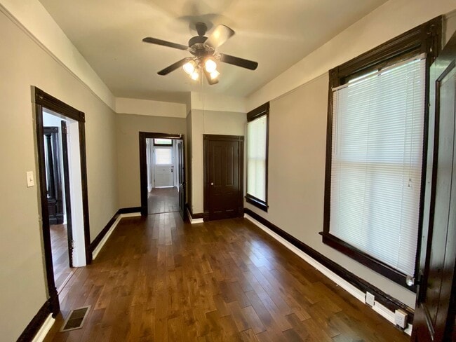 Building Photo - 2/1 Available now in the Downtown area!