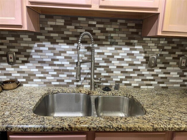 Building Photo - 630 Valley View Dr