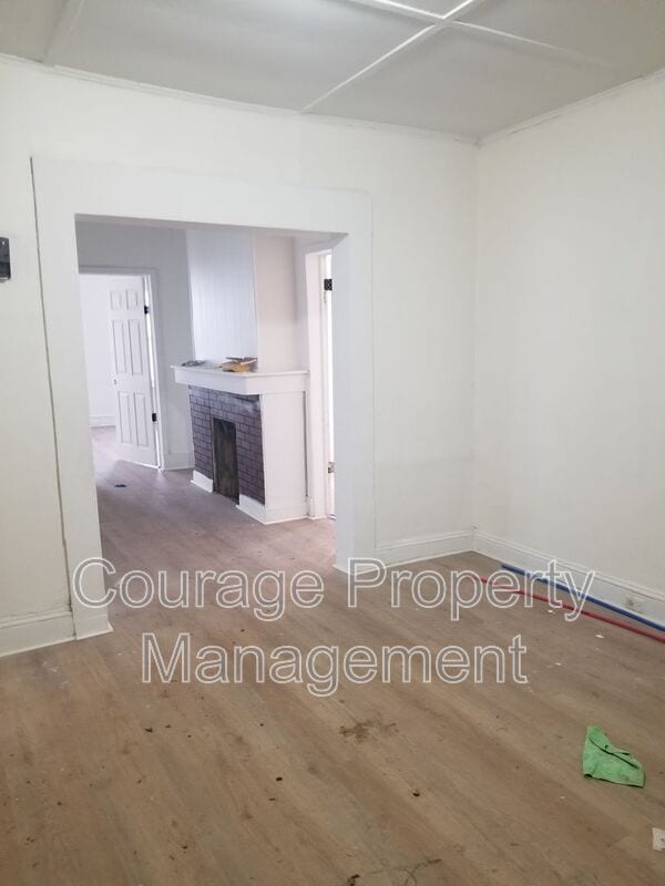 Building Photo - 514 W 1st St