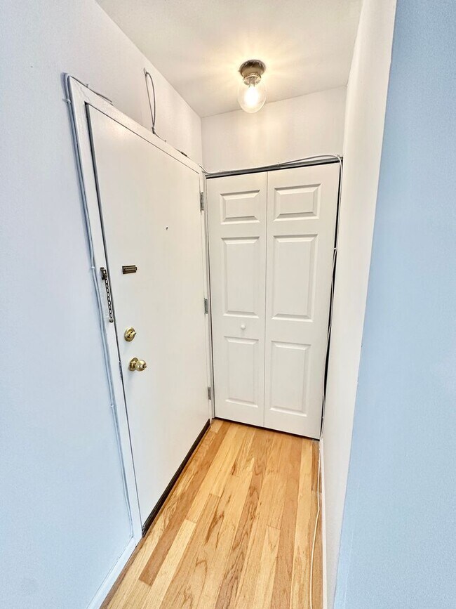 Building Photo - Spacious One Bedroom Condo In the Heart of Dupont - 17th/New Hampshire.
