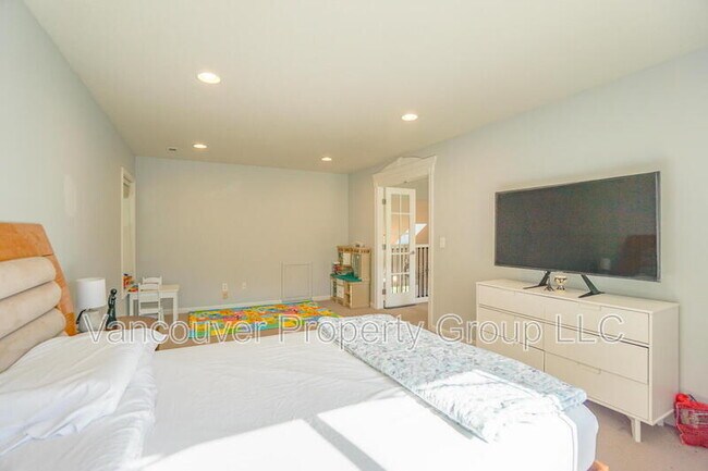 Building Photo - 4404 NE 98th Cir