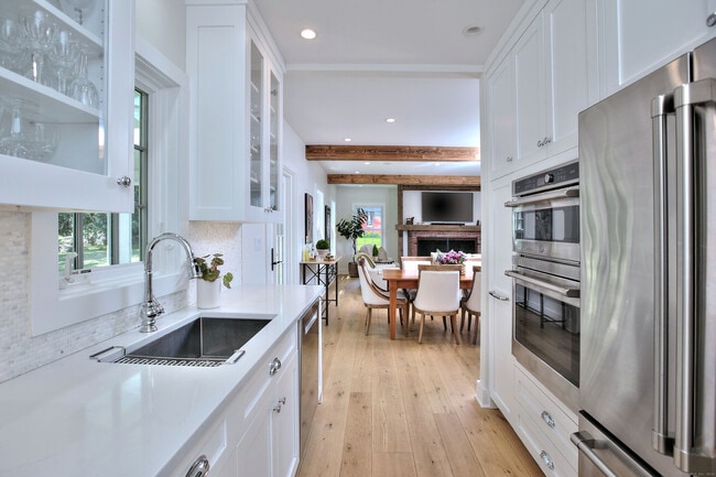 Building Photo - 55 Kings Hwy N