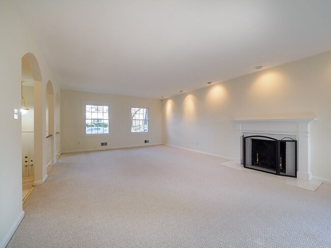 Building Photo - 2702 Navarre Dr