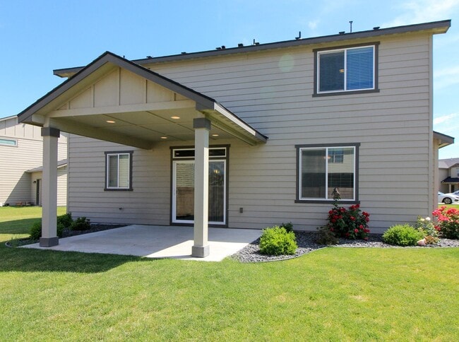 Building Photo - 4 Bedroom, 2.5 Bath Home in South Kennewick