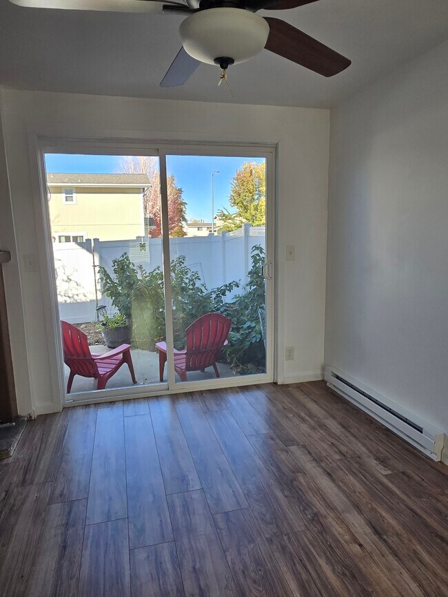 Building Photo - 1290 Redwood Cir