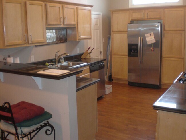 Building Photo - Cozy Rental - South Side