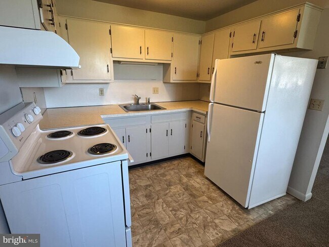 Building Photo - 3876 Shadywood Dr