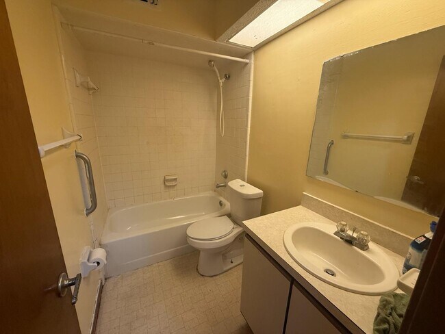 Building Photo - 5549 Cabot Dr N
