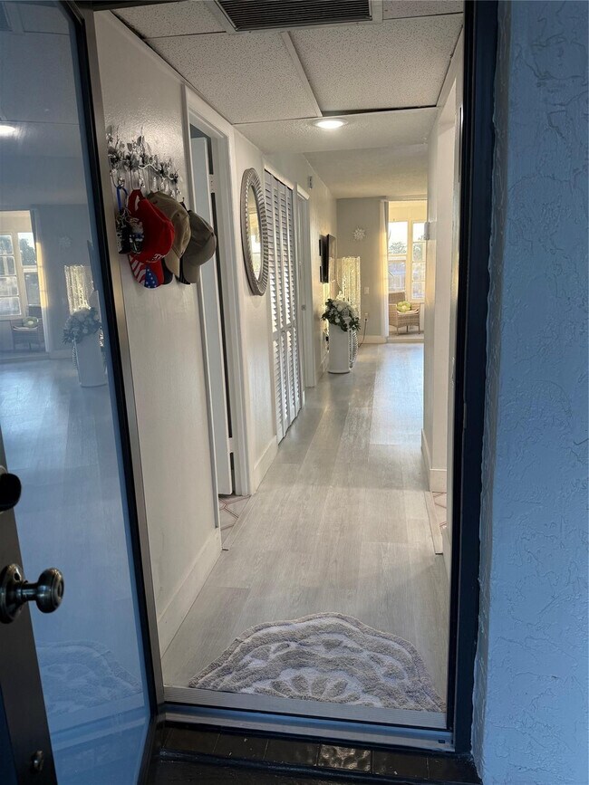 Building Photo - 9360 Lime Bay Blvd